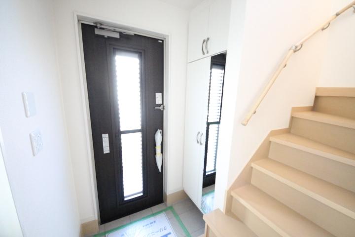 Entrance. Full-length mirror with footwear box. 