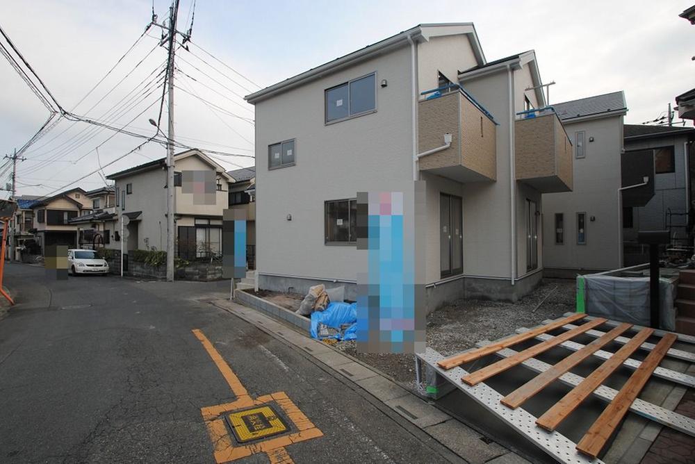 Local photos, including front road. 1 Building site (November 2013) Shooting