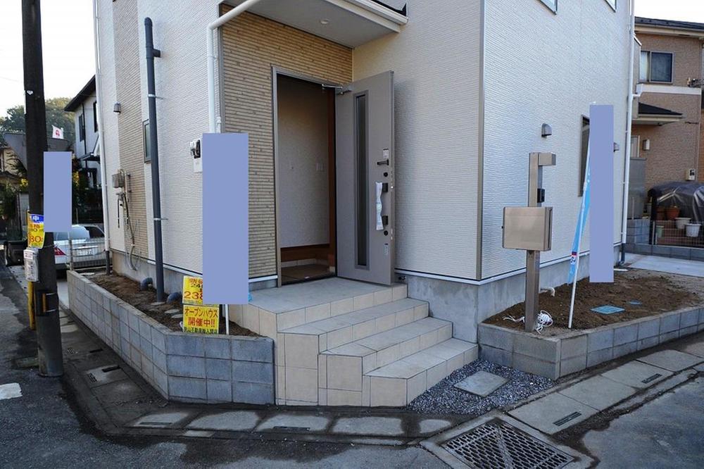 Entrance. 1 Building site (November 2013) Shooting