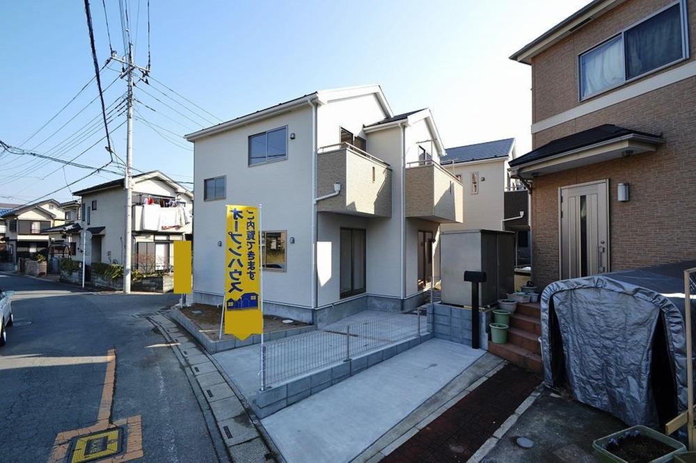 Local photos, including front road. 1 Building site (November 2013) Shooting