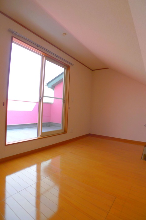 Living and room. Ventilation is good