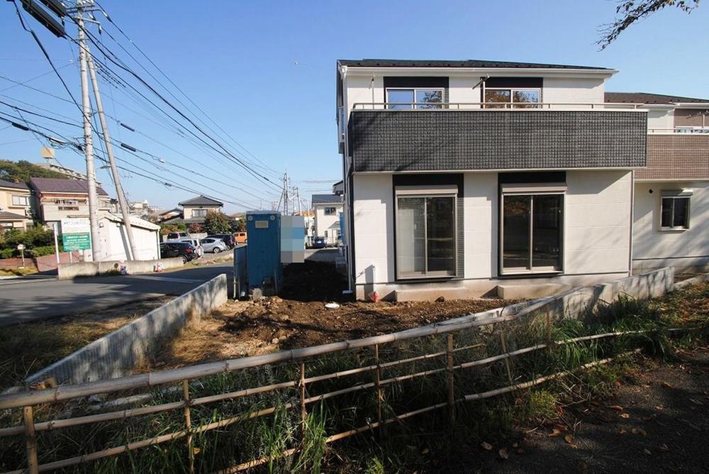 Local photos, including front road. 1 Building site (November 2013) Shooting