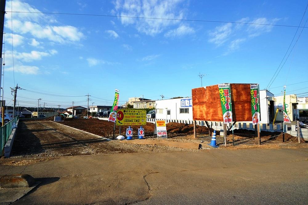 Local photos, including front road. Local (11 May 2013) Shooting