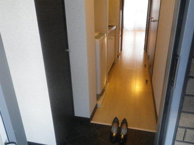 Entrance. Plenty of entrance next to the shoe box storage! Wright human sensor light!