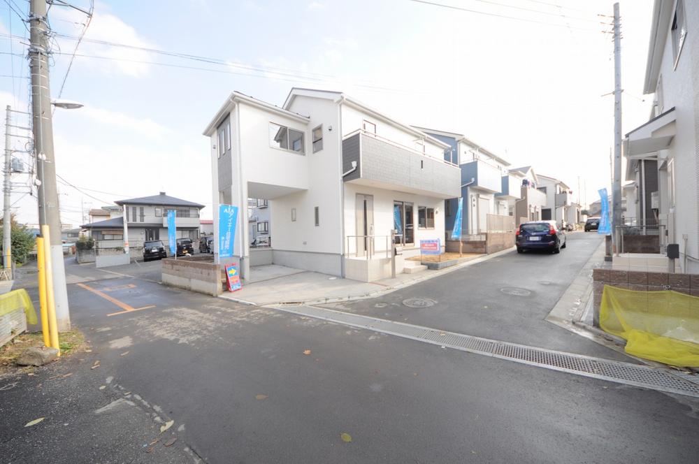 Local photos, including front road. Local (11 May 2013) Shooting