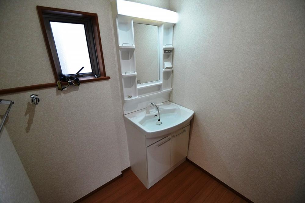 Wash basin, toilet. Building 2 room (November 2013) Shooting