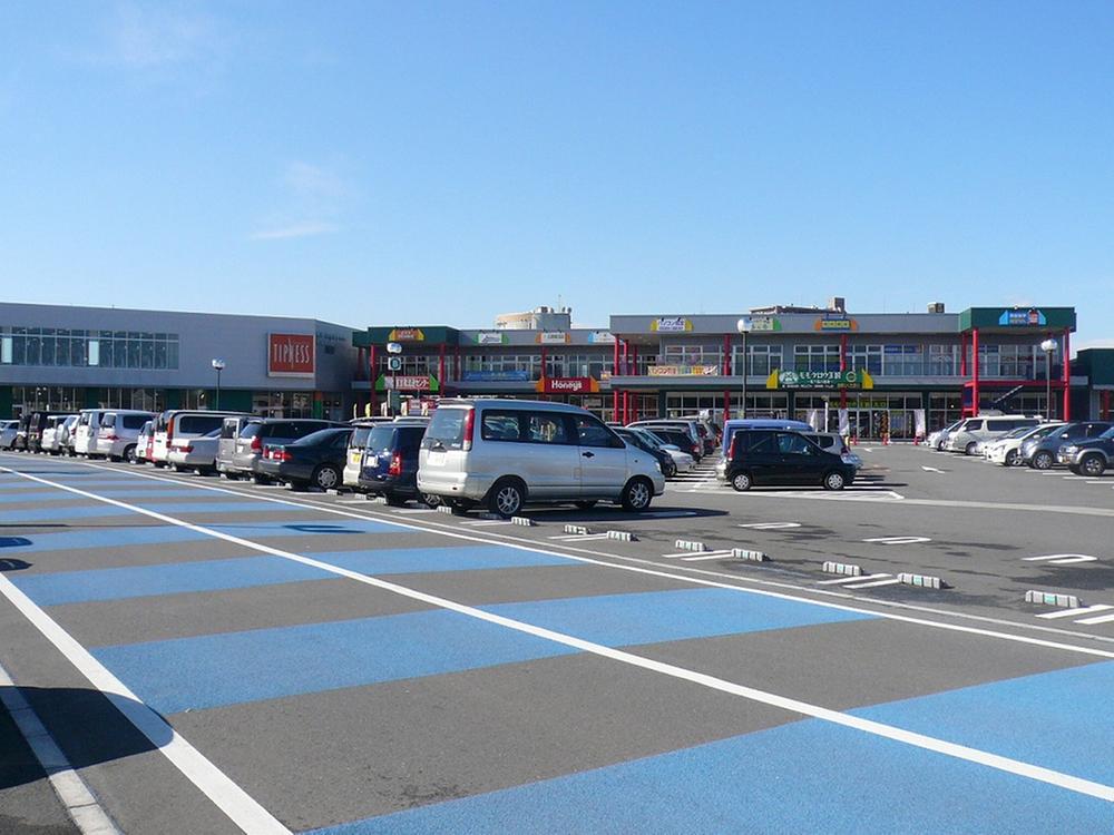 Shopping centre. 1200m to the green garden