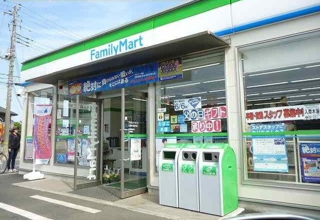 Convenience store. 500m to Family Mart (convenience store)
