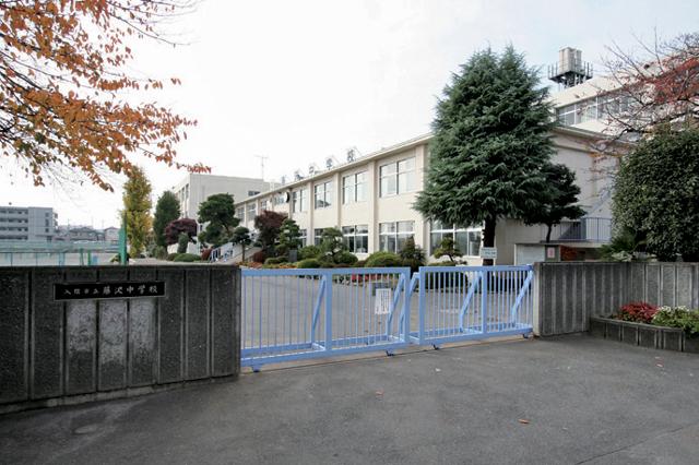 Junior high school. 700m to Fujisawa junior high school