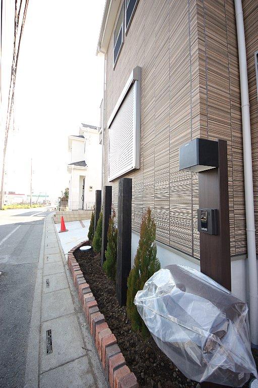 Local photos, including front road. Local (12 May 2013) Shooting