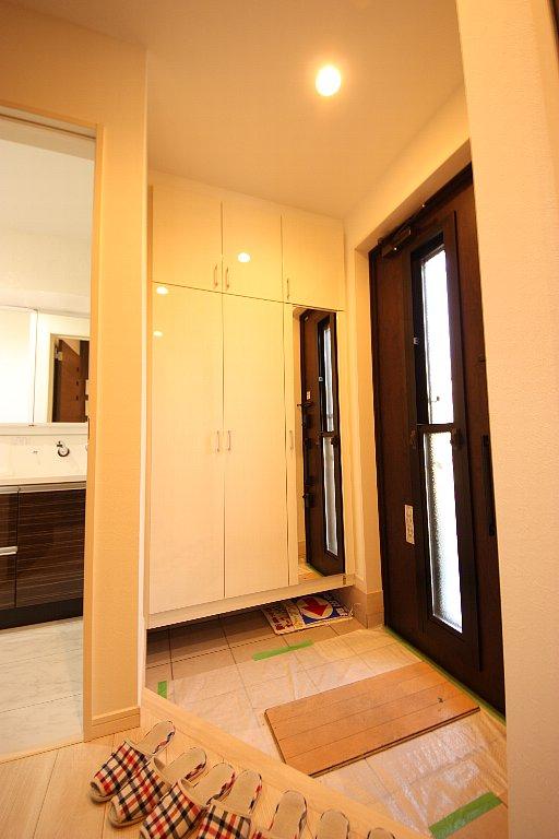 Entrance. Local (12 May 2013) Shooting Widely bright entrance. It is the entrance door with an electronic lock of crime prevention measures. 