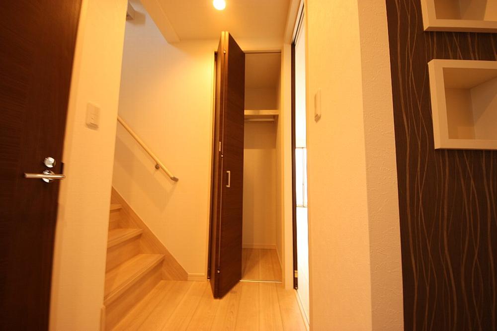 Receipt. Local (12 May 2013) Shooting Storage of entrance hall This is useful likely to accommodate the little ones. 