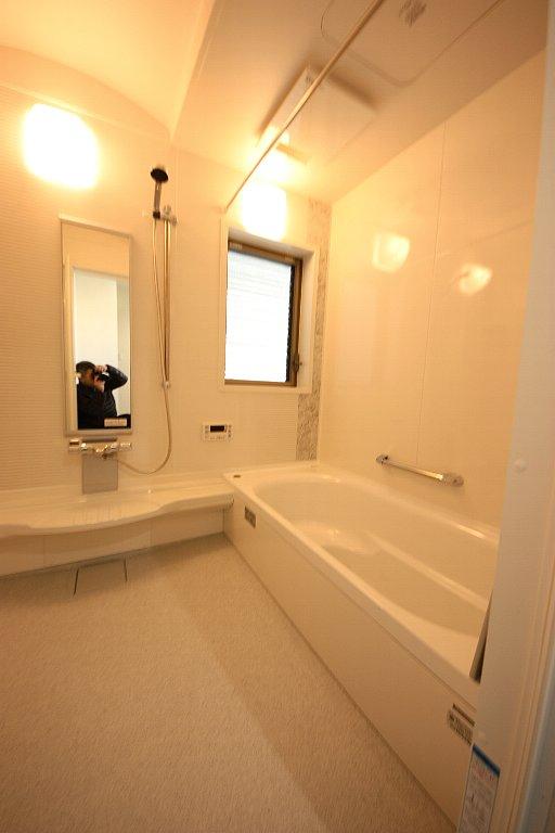 Bathroom. Local (12 May 2013) Shooting Bathroom is with a bathroom dryer. High ceilings, The window is also available bright. 