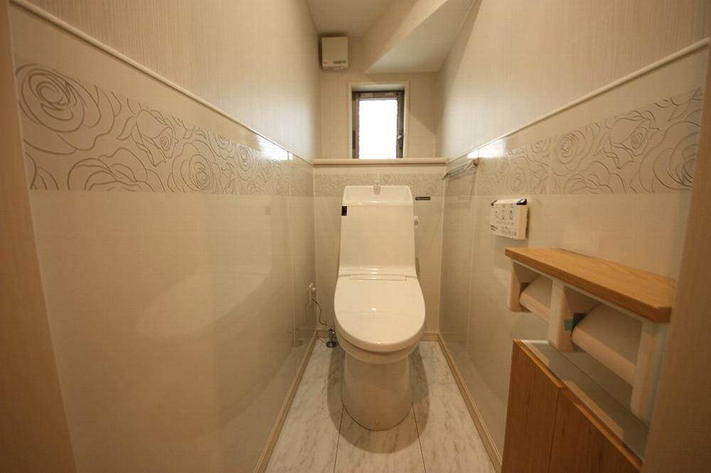 Toilet. Local (12 May 2013) Shooting Washlet is. There is also a small window. Design of a wall is impressive. 