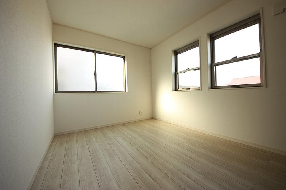 Non-living room. Local (12 May 2013) Shooting Is a bright two-sided lighting Western-style. 