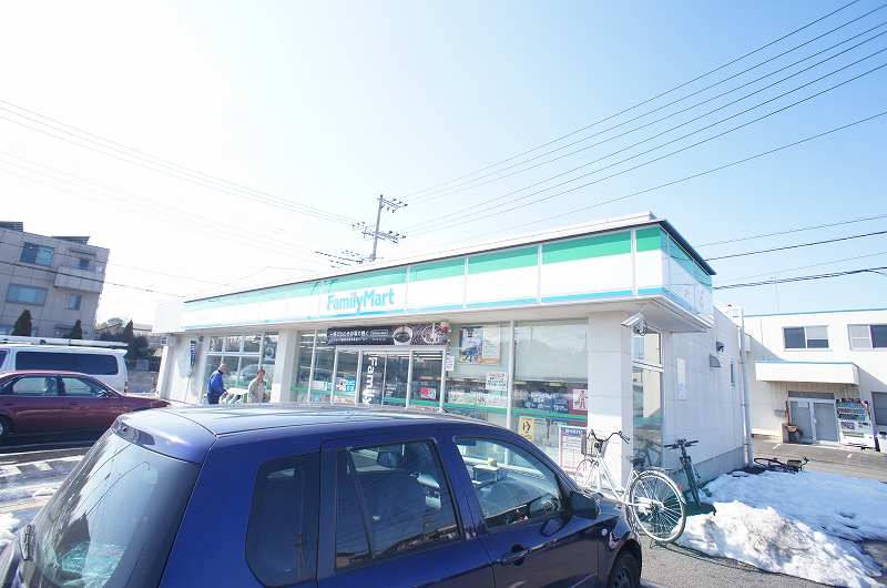Convenience store. 600m to Family Mart (convenience store)