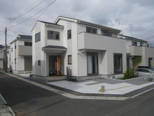 Local appearance photo. Building 2