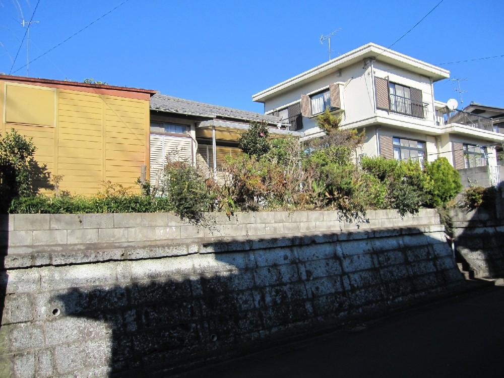 Local photos, including front road. Local (12 May 2011) Shooting