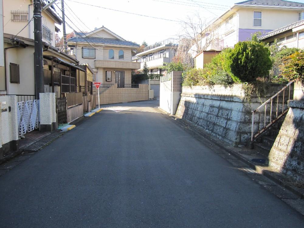 Local photos, including front road. Local (12 May 2011) Shooting