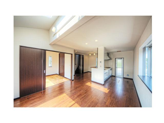 Building plan example (introspection photo). Sunny living room provided with a top light (skylight).