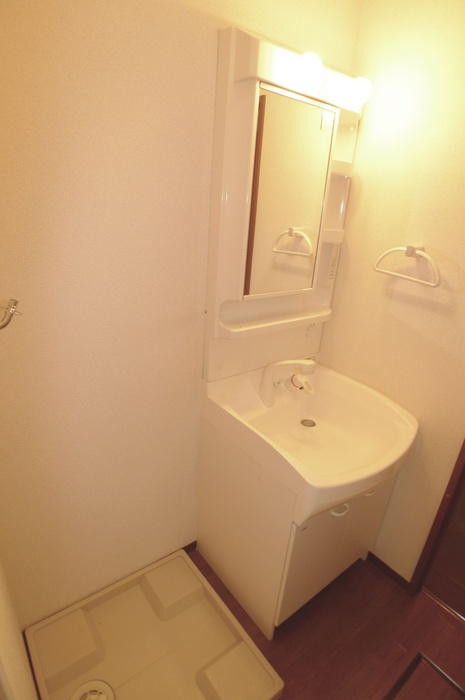 Washroom. Basin independence