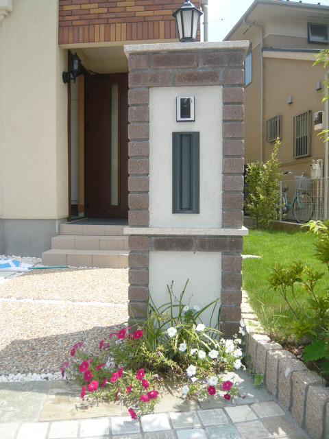 Same specifications photos (appearance). 30 Building of the gatepost