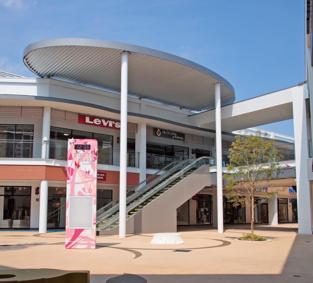 Shopping centre. 6100m to Mitsui Outlet Park