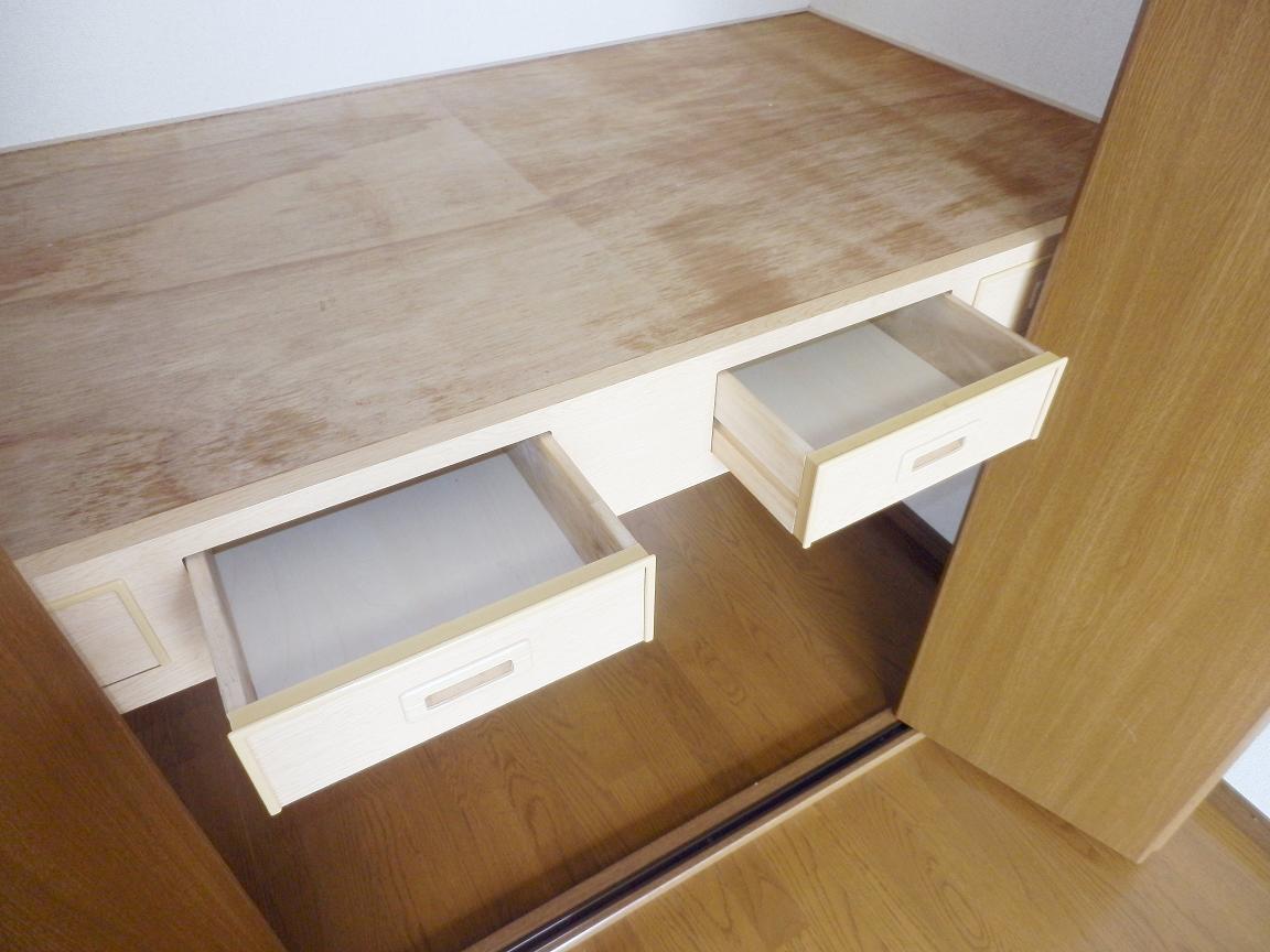 Other. Drawer with closet Uchitana