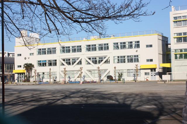 Primary school. 550m to Fujisawa elementary school