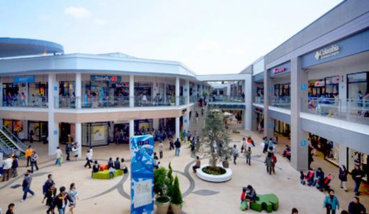 Shopping centre. 800m to Mitsui Outlet Park Iruma