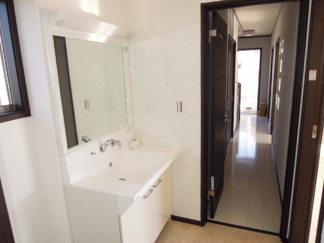 Wash basin, toilet. It will be in the photo of the first floor lavatory! 