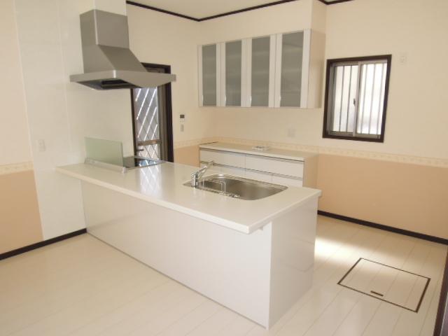 Kitchen. It is the party Kitchen adoption of dish washing dryer standard equipment! 