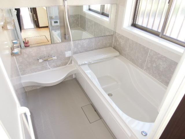 Bathroom. Spacious path of Hitotsubo type! ! Put together your child! ! 