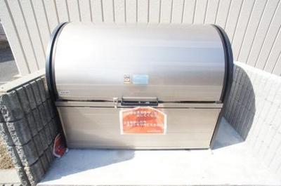 Other common areas. ☆ On-site waste storage ☆