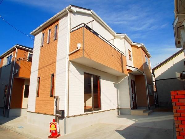 Local appearance photo. It shines two colors of white and brown to blue sky. They are attracted to the modern look