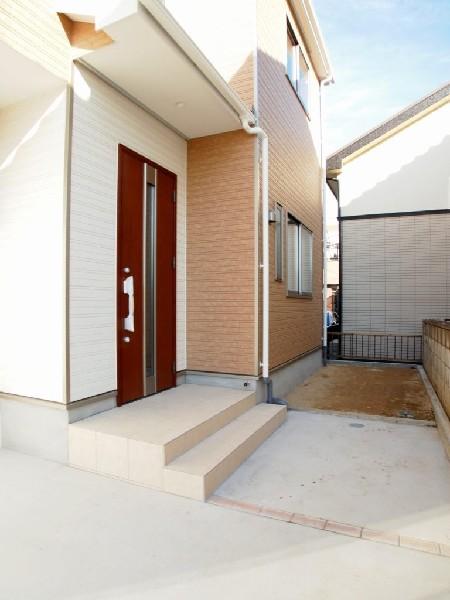 Local appearance photo. It is a simple entrance porch. It is a green fit likely design