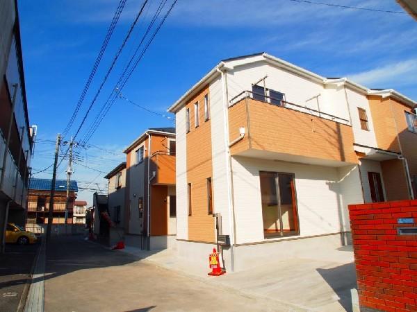 Local photos, including front road. A and fulfilling life in the quiet streets! 