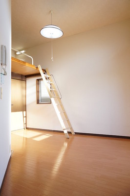 Living and room. Bright grain of the flooring is also coordinated with the furniture is ◎