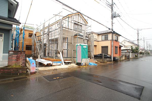 Local photos, including front road. House parking is facing the happy front 6m road even if you're not good