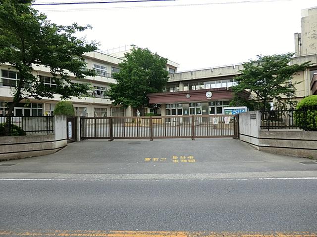 Primary school. Kasukabe Municipal Toyono to elementary school 1400m