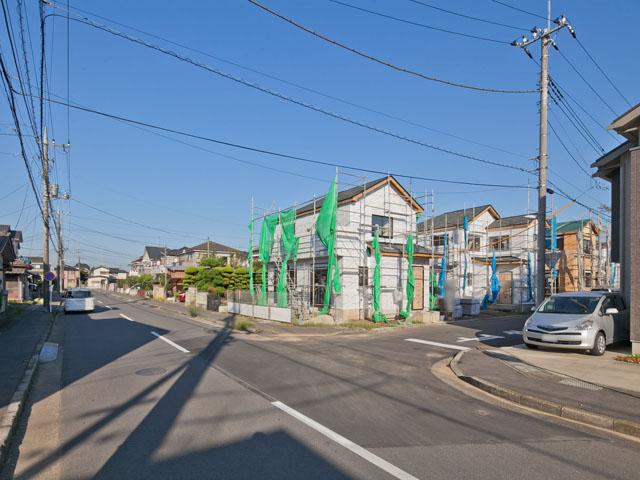 Local photos, including front road. City gas Public Water Supply public sewage East road 6m