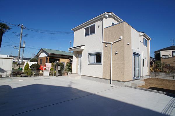 Local photos, including front road. Local (11 May 2013) Shooting