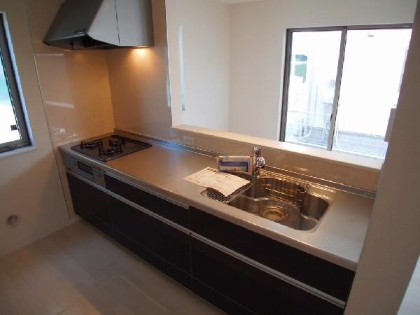 Kitchen. Face-to-face kitchen facing the south side window! There is a feeling of opening an easy-to-use kitchen