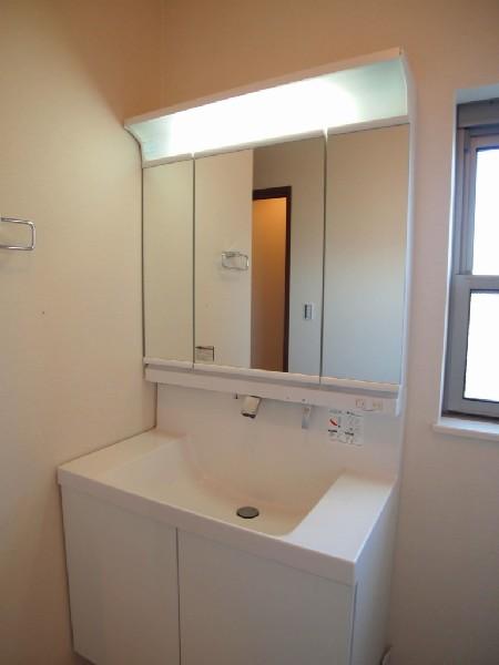 Wash basin, toilet. Washbasin with cleanliness! 