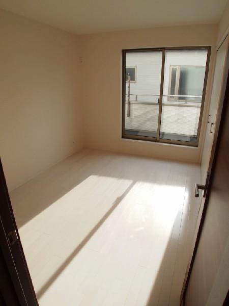 Non-living room. Second floor 6 tatami mats of Western-style! Room sunny! 