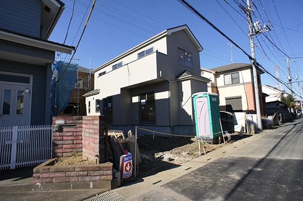 Local photos, including front road. Overall