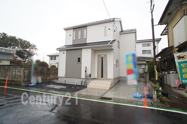 Local appearance photo. House parking is facing the happy front 6m road even if you're not good