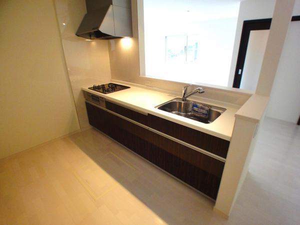 Kitchen. We can get along family dishes in the face-to-face large open kitchen! 