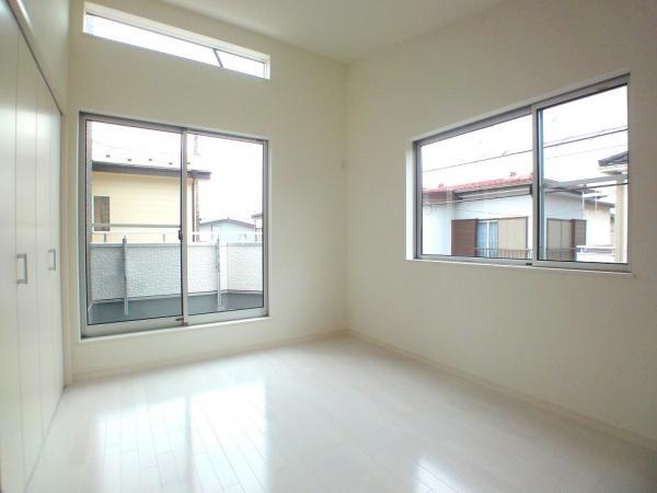 Other introspection. Closet with a Western-style rooms that can be plenty of storage precious clothing! 