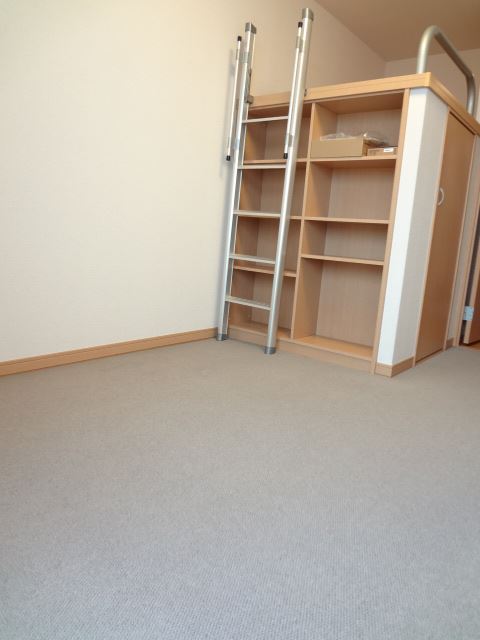 Living and room. Since the bed space has been reserved, You can use a wide room. 